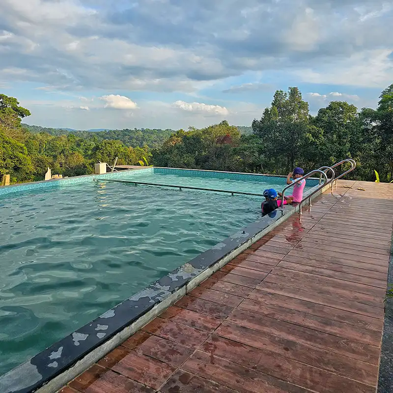 Hillock vista pool